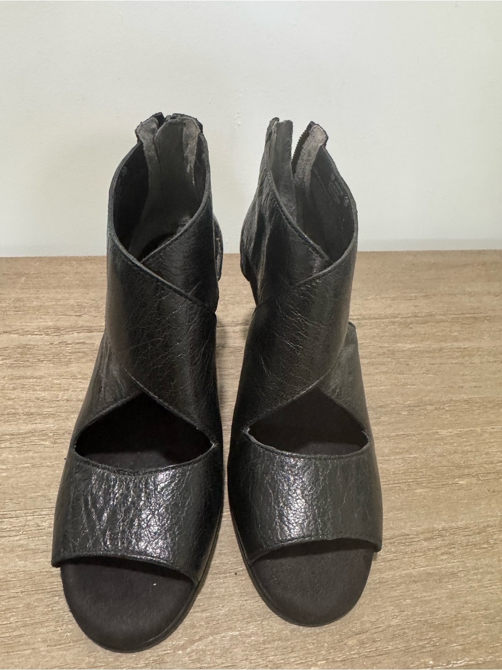 AEROSOLES Black Leather Crisscross Peep-Toe Heels | Very Good Condition - Picture 4 of 8